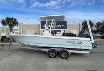 2024 Robalo 246 Cayman Boat